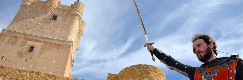 Andrs Martnez, espada en alto, en "El Desencuentro del Cid" (Foto:Asociacin de Vecinos El Rabal de Villena)
