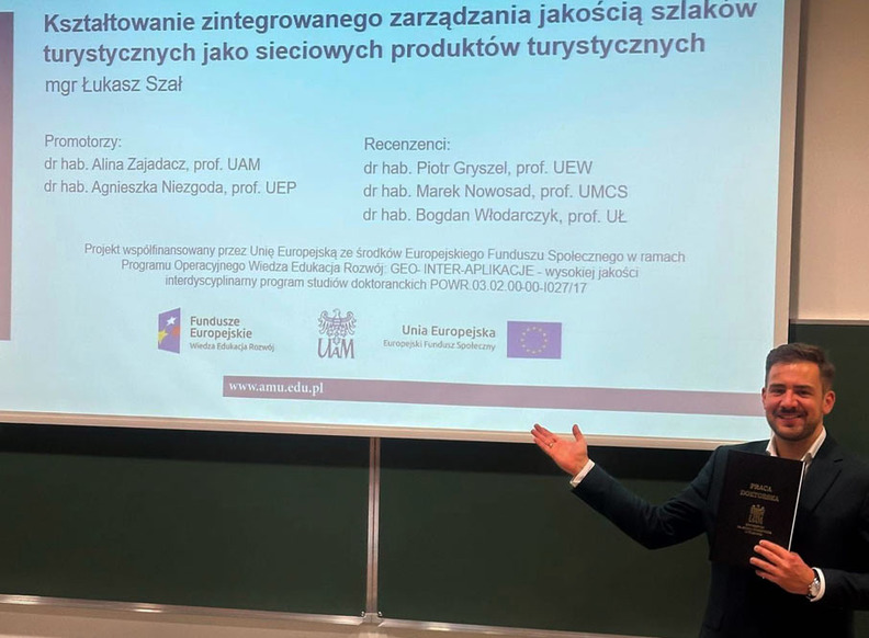 El Dr. &#321;ukasz Sza&#322; tras la defensa de su tesis doctoral