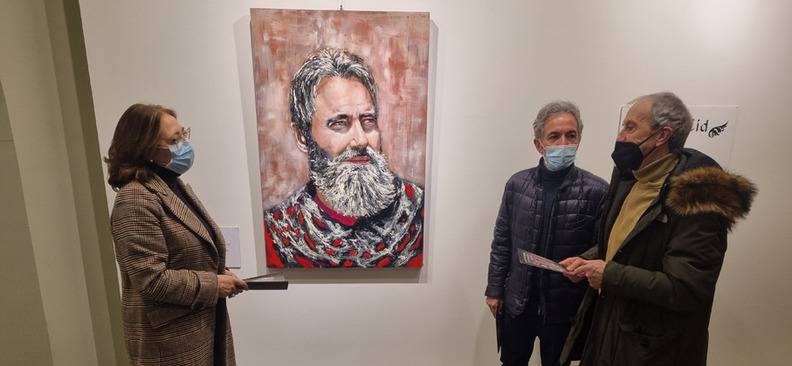 La diputada de Cultura de Burgos, Raquel Contreras, conversa con el pintor lvaro da Silva (al fondo de la imagen) y con Javier Alonso, de Vivar del Cid