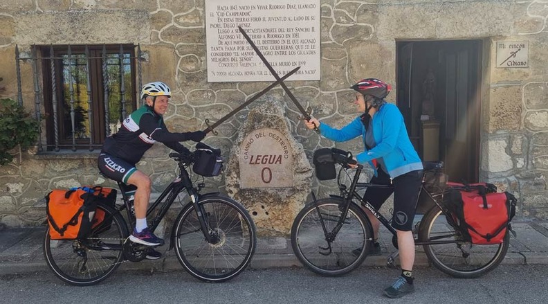 Blanca Fernndez, a la derecha de la imagen, junto a su amiga Mariaje antes de comenzar el Camino del Cid en Vivar del Cid (Burgos)