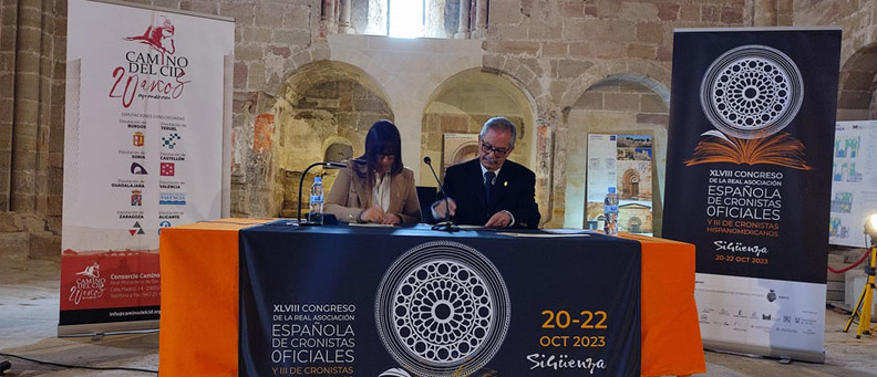 El momento de la firma del convenio en la iglesia de Santiago de Sigenza (Guadalajara)