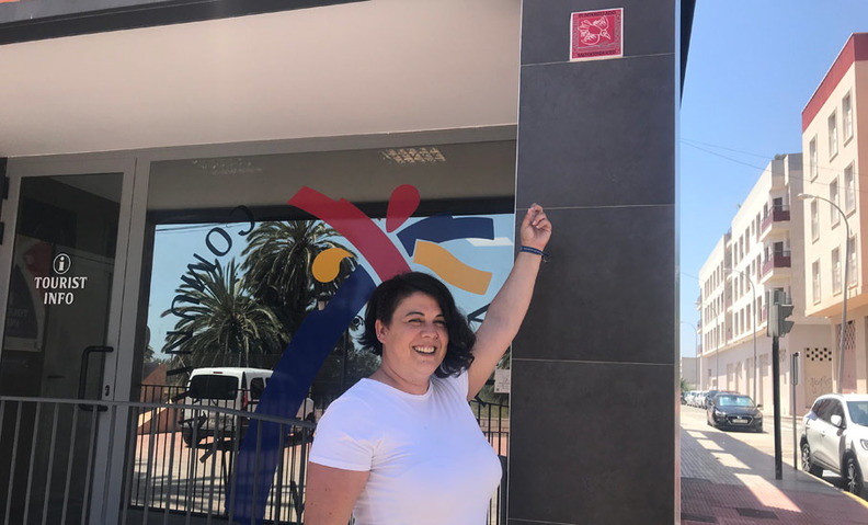 La concejala de Turismo de Albatera muestra el azulejo identificativo del Camino del Cid de la Oficina de Turismo