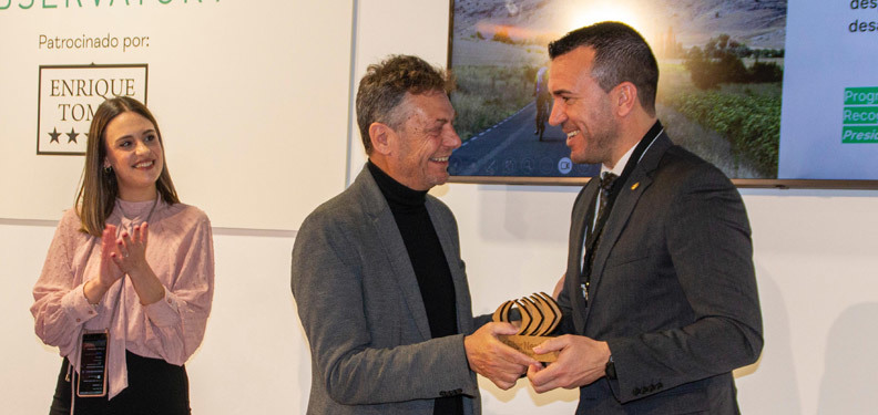 El presidente de la Diputacin de Valencia, Vicente Momp, recoge el premio FiturNext de manos de Javier Creus, fundador de Ideas for change