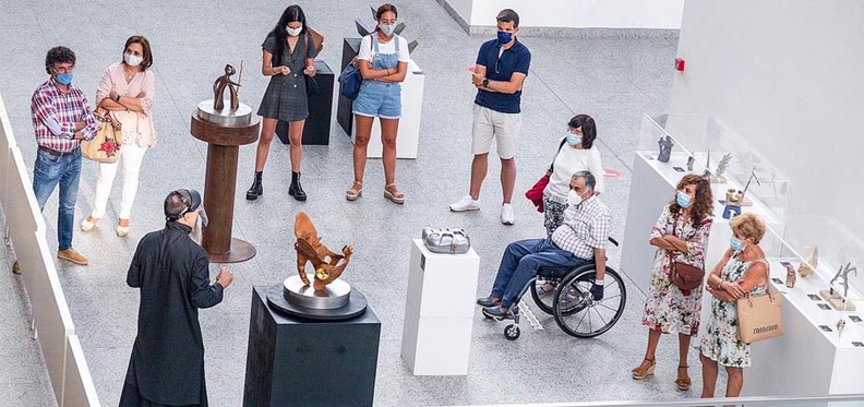 El escultor explica su obra en una de las visitas celebradas recientemente en el MEH (Foto: volandoando.es) 