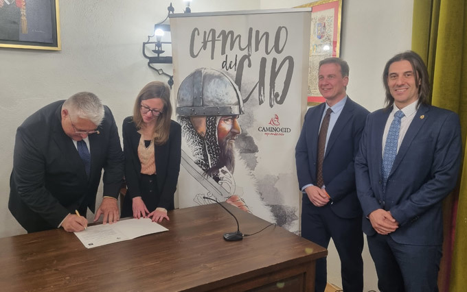 Un momento de la firma de la carta de apoyo del Consorcio Camino del Cid a la candidatura de Sigenza