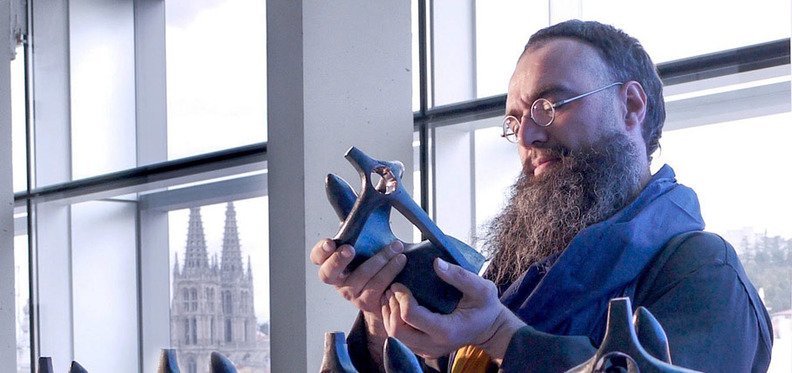 El escultor con el Cid que se entrega en los premios "Ciudad de Burgos"