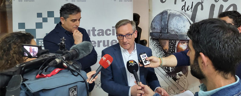 El presidente de la Diputacin de Teruel, Joaqun Juste, atiende a los medios antes del inicio de la reunin