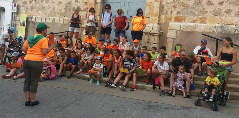 Algunos de los participantes en la marcha infantil de la Semana Cultural de Algar de Palancia, Valencia. (Foto: Anda KAndaras)