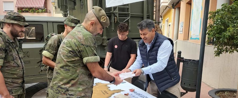 Antonio Ropero, alcalde de Olocau ha sido el encargado de entregar los salvoconductos del Camino del Cid