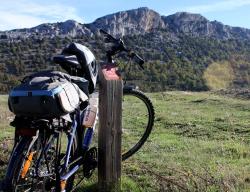 Paisaje en las proximidades de Santo Domingo de Silos, en la provincia de Burgos. En bici no olvides el casco: legalmente es obligatorio para los adultos en todos los tramos de carretera fuera de la ciudad y para los menores de 16 años es obligatorio en todo momento / ALC. Paisaje en las proximidades de Santo Domingo de Silos, en la provincia de Burgos. En bici no olvides el casco: legalmente es obligatorio para los adultos en todos los tramos de carretera fuera de la ciudad y para los menores de 16 años es obligatorio en todo momento / ALC.