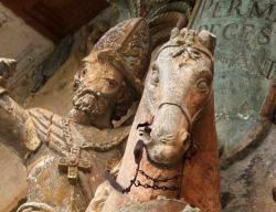 Estatua del Cid en plan "Santiago Matamoros", en la fachada del Monasterio de San Pedro de Cardeña, en Burgos / ALC. Estatua del Cid en plan "Santiago Matamoros", en la fachada del Monasterio de San Pedro de Cardeña, en Burgos / ALC.