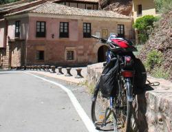 El cicloturismo por carretera es un medio magnífico para conocer el Camino del Cid / ALC.