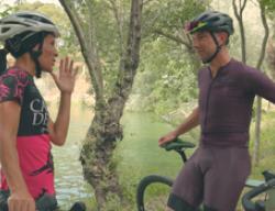 La periodista Ainara Hernando junto a Ángel Vicioso, ex ciclista profesional, en Alhama de Aragón La periodista Ainara Hernando junto a Ángel Vicioso, ex ciclista profesional, en Alhama de Aragón