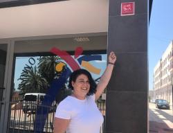 La concejala de Turismo de Albatera muestra el azulejo identificativo del Camino del Cid de la Oficina de Turismo La concejala de Turismo de Albatera muestra el azulejo identificativo del Camino del Cid de la Oficina de Turismo