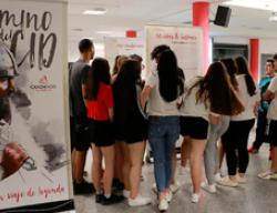 Alumnos del instituto de Puçol durante su visita a la exposición del Camino del Cid Alumnos del instituto de Puçol durante su visita a la exposición del Camino del Cid