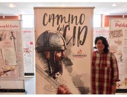 Amparo Pérez, concejala de Albatera en la exposición del Camino del Cid Amparo Pérez, concejala de Albatera en la exposición del Camino del Cid