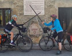 Blanca Fernández, a la derecha de la imagen, junto a su amiga Mariaje antes de comenzar el Camino del Cid en Vivar del Cid (Burgos) Blanca Fernández, a la derecha de la imagen, junto a su amiga Mariaje antes de comenzar el Camino del Cid en Vivar del Cid (Burgos)