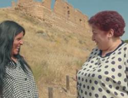 La periodista Ainara Hernando con María Jesús Esteban, propietaria de un alojamiento en Daroca (Zaragoza)