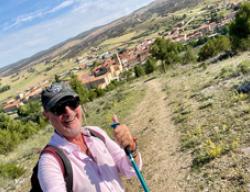 El periodista Carlos Herrera en el Camino del Cid con Santo Domingo de Silos al fondo El periodista Carlos Herrera en el Camino del Cid con Santo Domingo de Silos al fondo