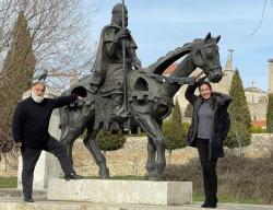 El periodista Javier Pérez Andrés junto a Lidia Arribas, alcaldesa de Caleruega, Burgos. Foto: El Arcón El periodista Javier Pérez Andrés junto a Lidia Arribas, alcaldesa de Caleruega, Burgos. Foto: El Arcón