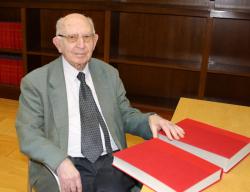 Gonzalo Martínez Díez en la Biblioteca del Monasterio de San Agustín de Burgos Gonzalo Martínez Díez en la Biblioteca del Monasterio de San Agustín de Burgos