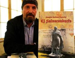 Joaquín Gaitano con su libro "El Salvoconducto" Joaquín Gaitano con su libro "El Salvoconducto"
