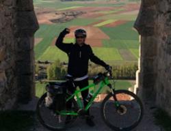 El escritor y periodista francés Marc Fernández en la puerta califal de Gormaz (Soria) El escritor y periodista francés Marc Fernández en la puerta califal de Gormaz (Soria)