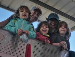 Iván y Cristina junto a las pequeñas Bea, Rocío y Noe Iván y Cristina junto a las pequeñas Bea, Rocío y Noe