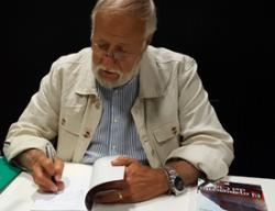 El autor de "El Manuscrito del Cid" firmando la novela El autor de "El Manuscrito del Cid" firmando la novela