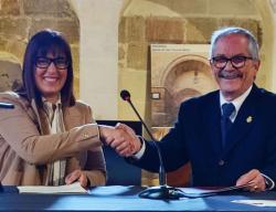 La diputada de Turismo de Teruel, Marta Sancho junto al presidente de la Real Asociación Española de Cronistas Oficiales, Juan Antonio Alonso Resalt La diputada de Turismo de Teruel, Marta Sancho junto al presidente de la Real Asociación Española de Cronistas Oficiales, Juan Antonio Alonso Resalt