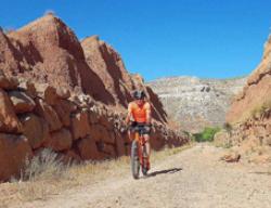 El ciclista Timo Rokitta en el Camino del Cid El ciclista Timo Rokitta en el Camino del Cid