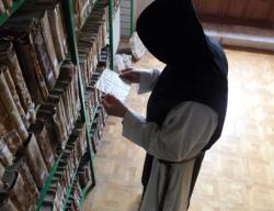 Uno de los monjes leyendo incrédulo la misiva Uno de los monjes leyendo incrédulo la misiva