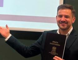 El Dr. Łukasz Szał tras la defensa de su tesis doctoral El Dr. Łukasz Szał tras la defensa de su tesis doctoral