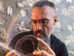 El artista Óscar Martín en su taller con una de las nuevas herraduras de Babieca El artista Óscar Martín en su taller con una de las nuevas herraduras de Babieca