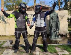 Dos de los participantes del Rally frente a la estatua del Campeador en Vivar del Cid (Burgos) Dos de los participantes del Rally frente a la estatua del Campeador en Vivar del Cid (Burgos)