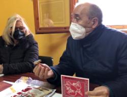 El presidente de la Diputación de Teruel, Manuel Rando, explica a visitantes e interesados algunas de las ventajas del sellado del Salvoconducto El presidente de la Diputación de Teruel, Manuel Rando, explica a visitantes e interesados algunas de las ventajas del sellado del Salvoconducto