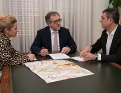 El gerente del Consorcio Camino del Cid, Alberto Luque, expone los pasos que se están dando para la promoción exterior de la ruta al presidente de Castellón, José Martí y a la diputada de Turismo, Virginia Martí