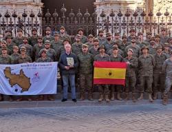 El Regimiento de Transmisiones 21 en la puerta de la Basílica de Santa María de Calatayud El Regimiento de Transmisiones 21 en la puerta de la Basílica de Santa María de Calatayud