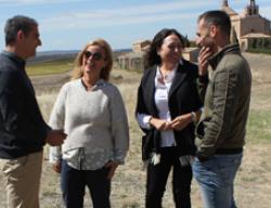 Un momento de la visita al rodaje de la serie El Cid en Almenar. De izda. a derecha Alberto Luque, gerente del Consorcio Camino del Cid, Cristina Fernández, directora de Comunicación de Zebra, Raquel Contreras, diputada de Bürgos y Enrique Rubio, diputado de Soria Un momento de la visita al rodaje de la serie El Cid en Almenar. De izda. a derecha Alberto Luque, gerente del Consorcio Camino del Cid, Cristina Fernández, directora de Comunicación de Zebra, Raquel Contreras, diputada de Bürgos y Enrique Rubio, diputado de Soria