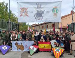 Miembros del RT 21 junto a integrantes de la Asociación Vivar, cuna del Cid, antes de poner rumbo al Camino del Cid Miembros del RT 21 junto a integrantes de la Asociación Vivar, cuna del Cid, antes de poner rumbo al Camino del Cid