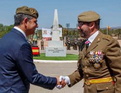 El director gerente del Consorcio Camino del Cid, Alberto Luque, junto al Jefe del Regimiento de Transmisiones 21, Coronel David Álvarez Lanzarote
