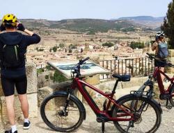 Los representantes de las Agencias de Viaje polacas en el Mirador de la Cruz de Mora de Rubielos, Teruel Los representantes de las Agencias de Viaje polacas en el Mirador de la Cruz de Mora de Rubielos, Teruel