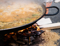 Gastro preparando la paella