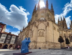 El Cid arrodillado ante Santa María, obra del escultor Martín de Burgos 