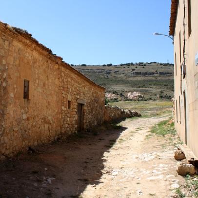 Calle de Abanco (provincia de Soria), al fondo el otero sobre el que se alzaba la atalaya / ALC.