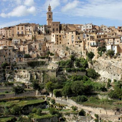 El pueblo de Bocairent se halla enclavado en la Sierra de Mariola, en Valencia / ALC