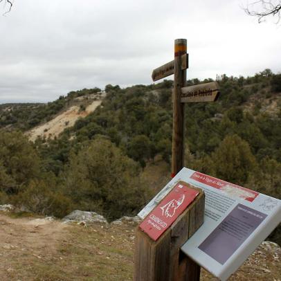 Señalización senderista del Camino del Cid en la ermita de la Virgen del Monte, en Castilllejo de Robledo (Soria), donde tradicionalmente se ubica el pasaje del Cantar de la Afrenta de Corpes / ALC.