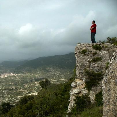 Vestigios del castillo de la Carbonera o de Peña Cadiella, en el límite entre los municipios de Otos y Beniatjar, Valencia / Gersón Beltrán.