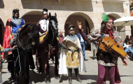 El juglar Crispín d´Olot recibe a los asistentes antes de la inauguración del mural