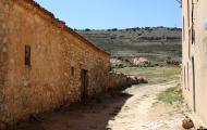 Calle de Abanco (provincia de Soria), al fondo el otero sobre el que se alzaba la atalaya / ALC.